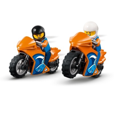 Bonecos LEGO em motas de corrida laranja com adesivo de tubarão azul