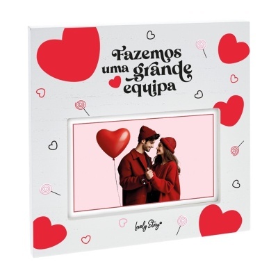 Moldura de fotografia branca com corações vermelhos e texto em português