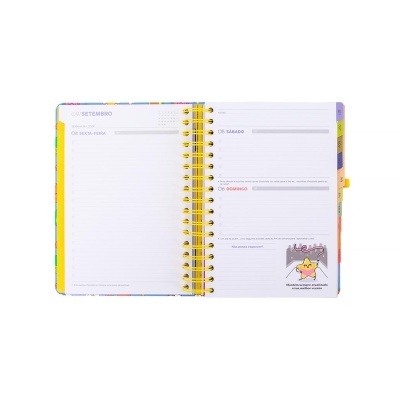 Agenda semanal aberta a cores com espiral amarelo e ilustração de estrela
