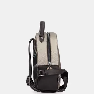 Mochila pequena bege e preta vista de lado