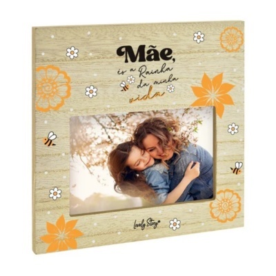 Moldura de fotografia decorada com texto e desenhos florais, com uma foto de uma mãe e filha a abraçarem-se