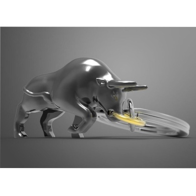 Escultura metálica prateada de um touro com detalhes dourados sobre fundo cinzento