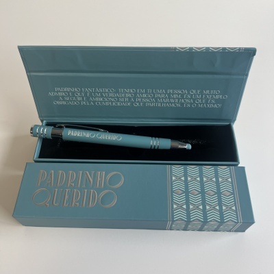 Estojo azul com caneta e inscrições PADRINHO QUERIDO