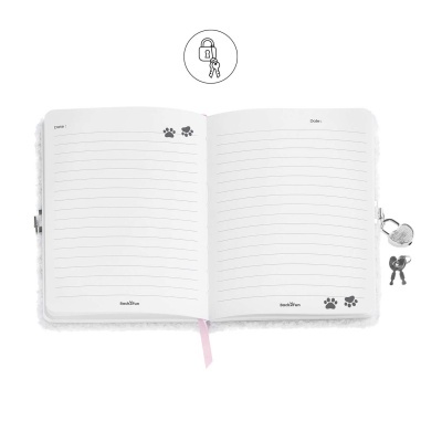 Caderno aberto branco com pelúcia, páginas com linhas e cadeado em forma de coração com chaves