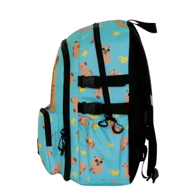 Mochila azul claro com padrão de ursos e patos e fechos pretos