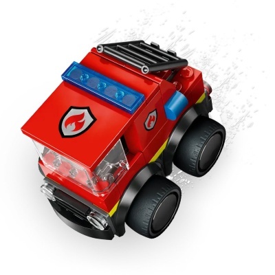 Veículo de brinquedo de bombeiros vermelho com blocos de construção e símbolo de chama.