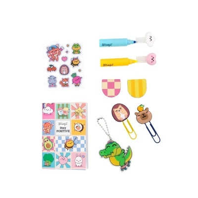Conjunto de papelaria infantil colorida com adesivos, marcadores, clips e porta-chaves em fundo branco