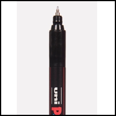Marcador permanente preto Uni Prockey com ponta fina
