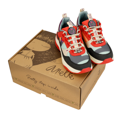 Ténis multicoloridos sobre caixa de cartão castanha Anekke