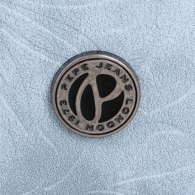 Botão metálico Pepe Jeans London 1973 em tecido azul claro