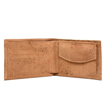Carteira de cortiça castanha clara aberta mostrando compartimentos para cartões e bolso com aba