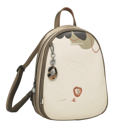 Mochila bege e castanho com padrão abstrato e pingente decorativo