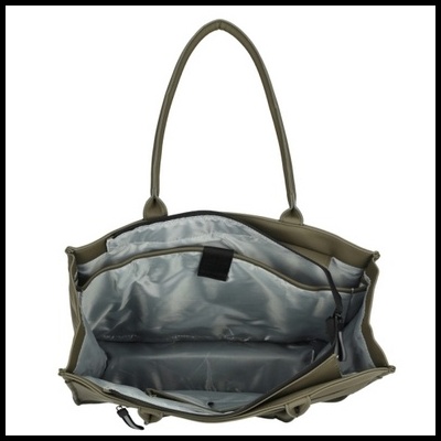 Mala de mão verde aberta mostrando o interior cinzento com bolsos e fecho