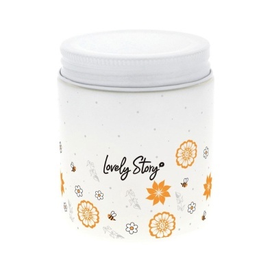 Frasco branco com flores e abelhas decorativas, texto Lovely Story