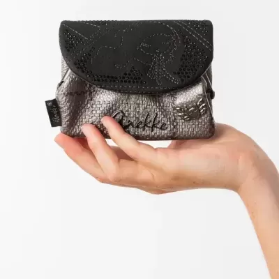 Bolsa pequena preta e cinza metálico em pele sintética com padrão texturizado e detalhe de strass pretos