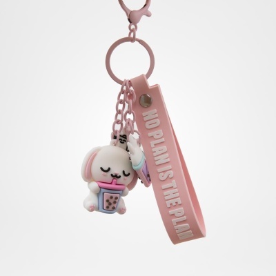 Porta-chaves rosa com cão branco e fita com texto.