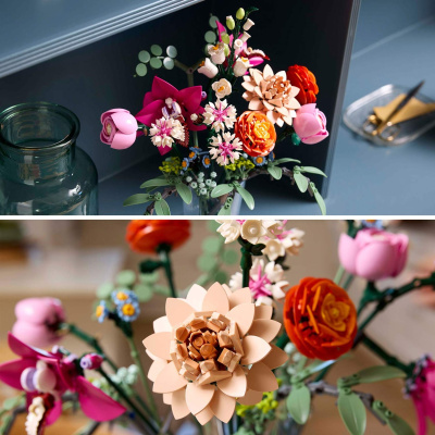 Ramo de flores coloridas feitas com LEGO em vaso transparente ao lado de frasco de vidro e espelho.