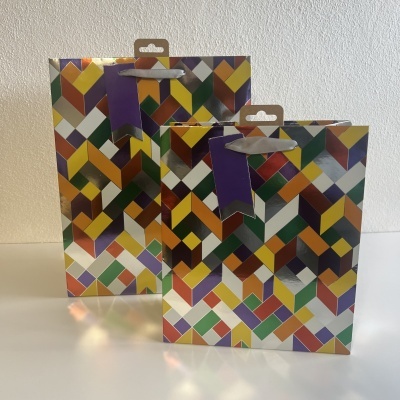 Duas caixas de papel coloridas com padrão geométrico e abas roxas