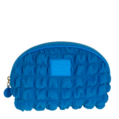 Bolsa pequena azul felpuda com fecho de correr e etiqueta central