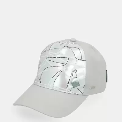 Boné cinzento claro com painel frontal iridescente e padrões abstratos