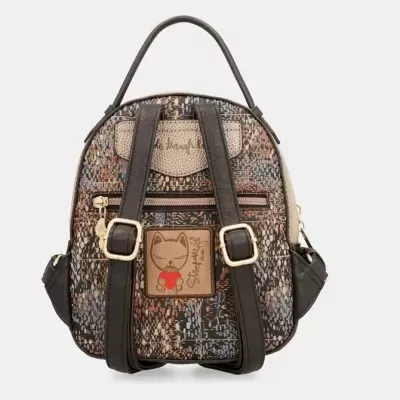 Mochila pequena com padrão multicolor e etiqueta decorativa de gato com maçã vermelha