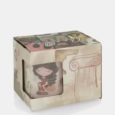 Caixa de cartão contendo caneca decorada com rapariga e coluna clássica