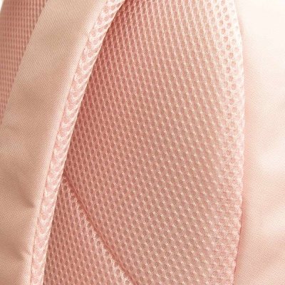 Detalhe de alças e parte traseira acolchoada de mochila rosa