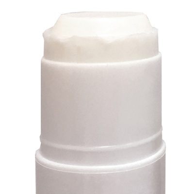 Desodorizante sólido branco em recipiente cilíndrico branco