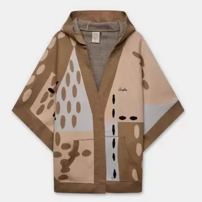Capa de malha com estampado geométrico castanho, bege, cinza e preto com capuz e bolsos frontais