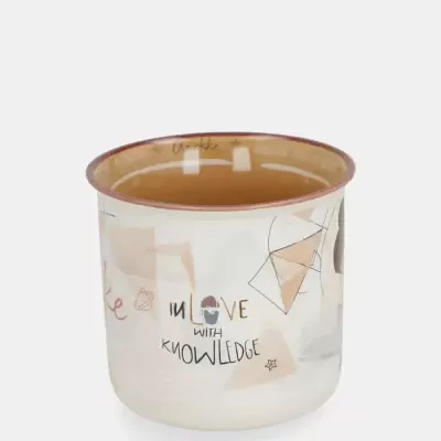 Caneca de cerâmica branca com texto decorativo e padrões geométricos em tons neutros.