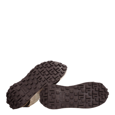 Solado marrom de sapatos com padrão quadriculado e logótipo Axelke