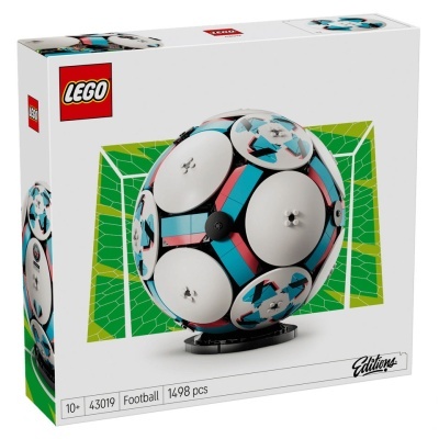 Caixa LEGO Football com bola de futebol de peças em plástico branco, azul e vermelho, em fundo de baliza verde.