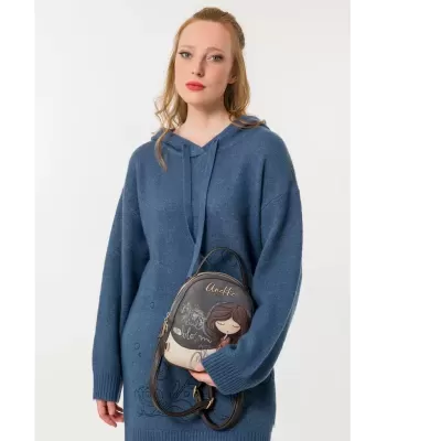 Mulher com suéter azul e mochila Anekke