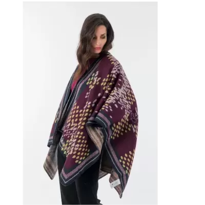 Poncho quadrado em tecido grosso com padrão colorido vinho, amarelo e cinza.