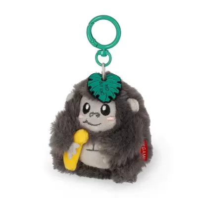 Peluche macaco cinza com microfone amarelo e porta-chaves verde