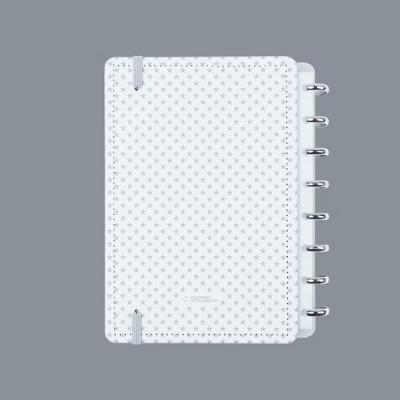 Caderno branco com padrão de estrelas e argolas prateadas