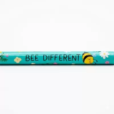 Lápis azul-turquesa com texto BEE DIFFERENT e abelha desenhada