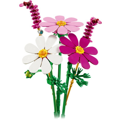Bouquet de flores em peças de brinquedo plástico com cores rosa, branco, pink e verde.
