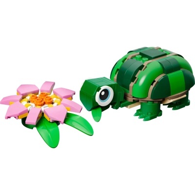 Brinquedo de tartaruga verde e flor rosa feito de peças LEGO sobre fundo branco