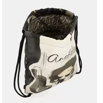 Mochila saco com ilustração e texto Anekke em cinza, preto e branco