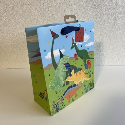 Saco de presente com desenhos coloridos de dinossauros em festa