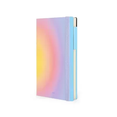 Caderno com capa dura em tons degradê amarelo, rosa e roxo com elástico lilás