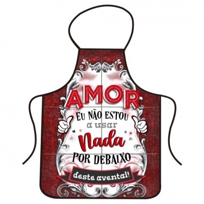 Avental vermelho e branco com texto em português e elementos decorativos cinzentos.