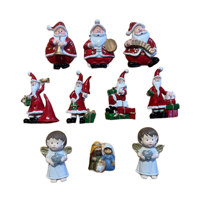Figuras decorativas natalícias em cerâmica de Papai Noel, anjos e presépio.