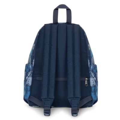 Mochila azul escura com padrão floral azul e branco vista de trás