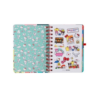 Caderno espiral com ilustrações de Hello Kitty e amigos em fundo branco e verde