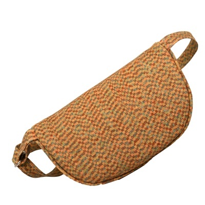 Bolsa tiracolo de tecido com padrão geométrico em tons de laranja, bege e castanho