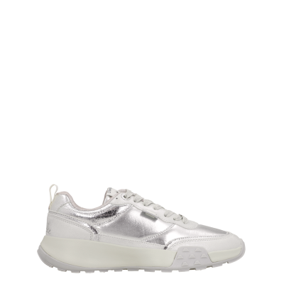 Ténis prateados com sola branca espessa e cadarços brancos