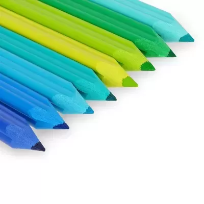 Lápis de cor em tons de azul, verde e amarelo com ponta afiada