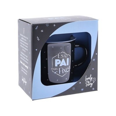Caneca preta com texto branco dentro de caixa azul e preta